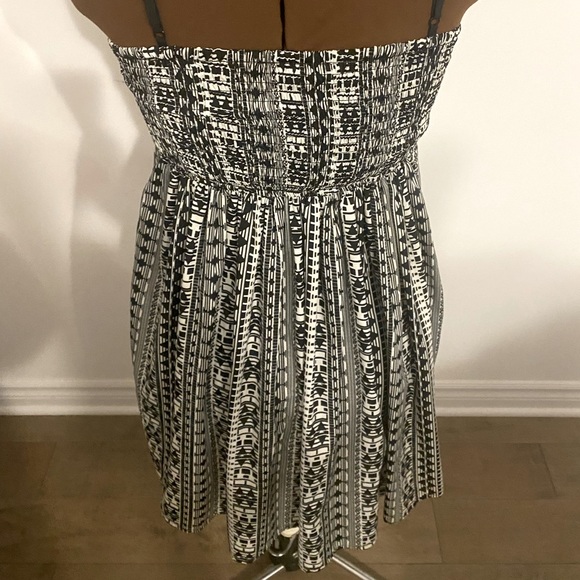🖤🤍JOLIE🖤🤍Black and white pattern sleeveless pattern dress. Size 10.Like new. - Picture 10 of 15